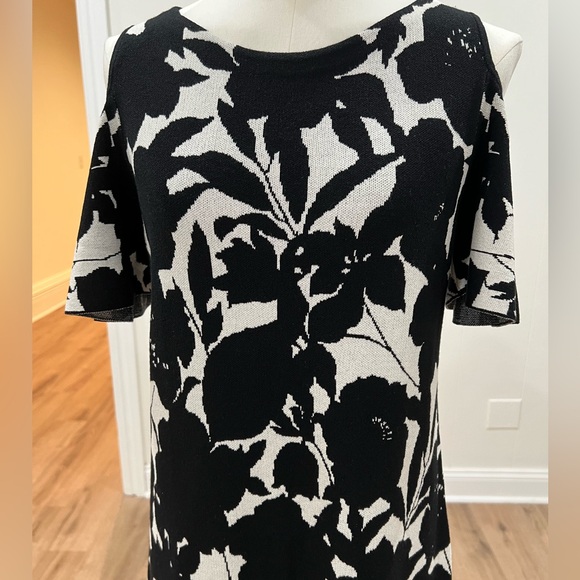 Ann Taylor Black and White Floral Cold Shoulder Sweater Casual Dress SZ MP - Picture 11 of 12